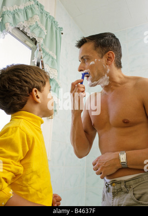 Padre e hijo del afeitado Foto de stock