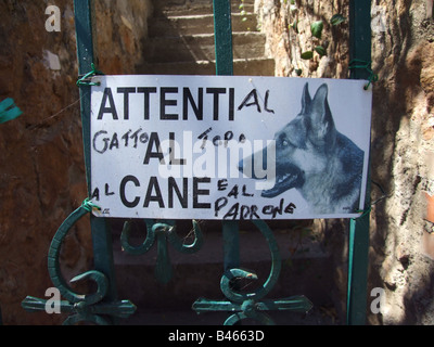 Cuidado con el perro Fotografía de stock - Alamy