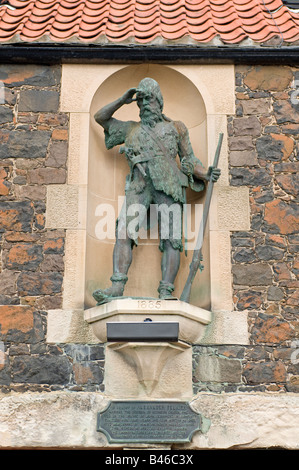 Estatua de Robinson Crusoe en la ciudad o el Mar Menor largo en el Reino de Fife