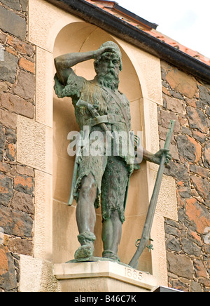 Estatua de Robinson Crusoe en la ciudad o el Mar Menor largo en el Reino de Fife
