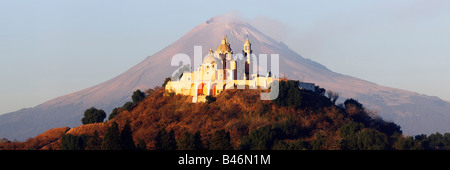 Iglesia de Nuestra Señora de los Remedios, en el fondo del volcán Popocatepetl, Cholula, Puebla, México
