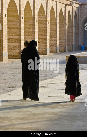 La madre y sus hijas en Jameh Masjid o Mezquita del Viernes en Yazd, Irán Foto de stock