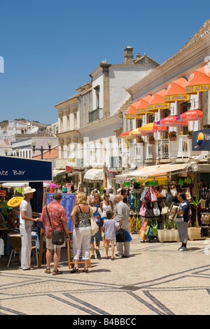 Portugal, el Algarve, Albufeira, la calle principal de compras en verano Foto de stock