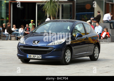 Peugeot 207, modelo del año 2006-, dunkelblue moviendo, diagonal desde la  parte frontal, vista frontal, Ciudad Fotografía de stock - Alamy