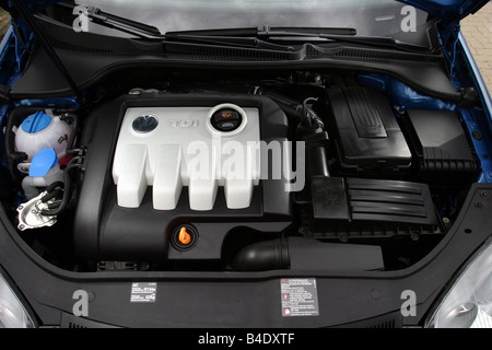 Coche, VW Volkswagen Golf V 1.9 TDI, de tamaño medio inferior de la clase,  el modelo del año 2003-, azul metálico, limusina, FGHDS, vista en MOTOR C  Fotografía de stock - Alamy