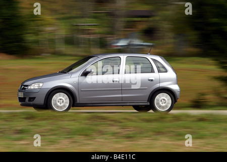 Coche, Opel Corsa  Cdti, pequeñas aprox., limusina, modelo del año 2003-,  plata, conducción, vista lateral, country road Fotografía de stock - Alamy