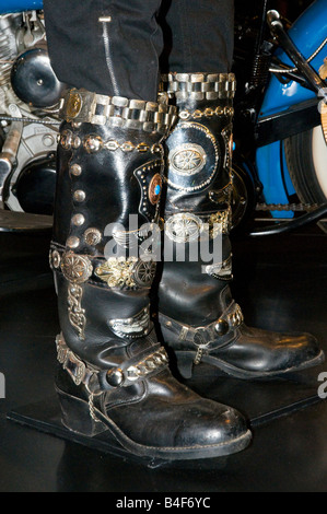 Botas estilo alemán en exhibición en el museo Harley-Davidson en Wisconsin, EE.UU Fotografía de stock - Alamy