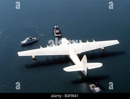 Howard Hughes aeronaves volando barco el Spruce Goose es remolcado a la bahía en Long Beach, en California, para ir a la vista del público Foto de stock