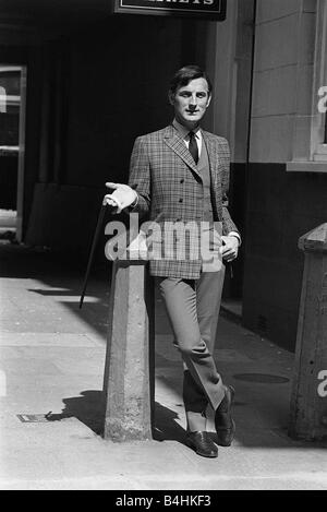 El actor Gerald Harper que protagoniza en el programa de televisión Adam  inflexibles vidas vistiendo ropa Victoriana 1966 Fotografía de stock - Alamy