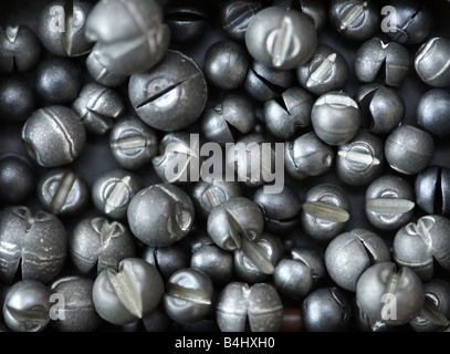 Peso de plomo de tiro dividido para la pesca, aislado sobre fondo blanco  Fotografía de stock - Alamy