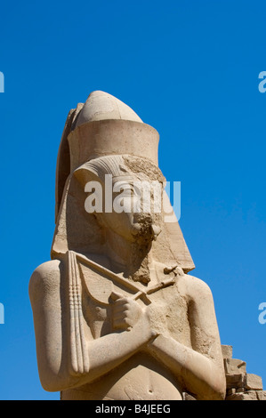 Coloso de Ramsés II, el complejo del templo de Karnak, Sitio del Patrimonio Mundial de la UNESCO, Luxor, Egipto Foto de stock