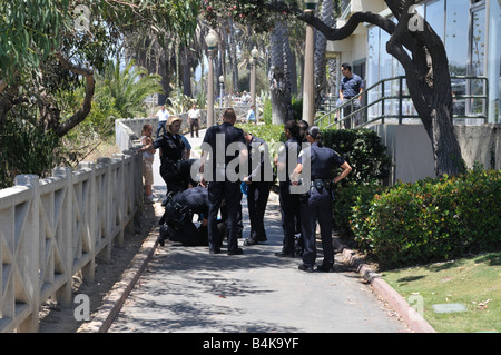 Oficiales del Departamento de Policía de Santa Mónica arrestar sospechoso macho Foto de stock