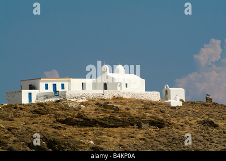 La hermosa iglesia Fishermens Blanco con vistas a la isla de Kithnos Lousa Bahía de las islas Cícladas del Mar Egeo en Grecia Foto de stock