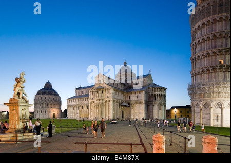 El Duomo, el Baptisterio y la torre inclinada al anochecer, la Piazza dei Miracoli, en Pisa, Toscana, Italia