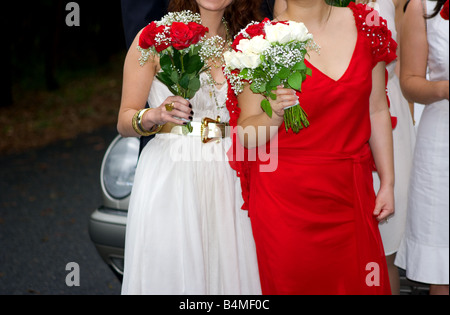 Una novia y bridesmaid sosteniendo flores. Foto de stock