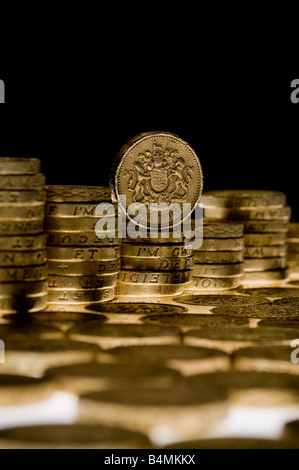 Pilas de monedas viejas de libra con fondo negro Foto de stock