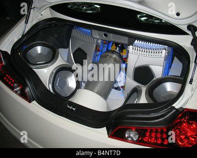 Sistema de audio personalizado en el maletero de un coche deportivo
