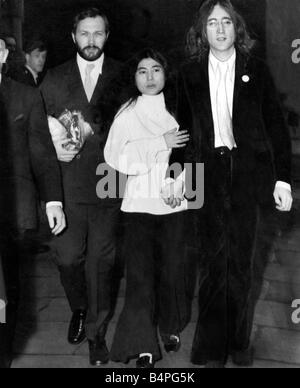 Los Beatles John Lennon y Yoko Ono foto después de su comparecencia ante el tribunal hoy después de la resina de cannabis para 40 cigarrillos fue encontrado en su piso de Londres de noviembre de 1968 Foto de stock