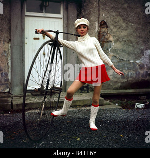 Modas irlandesa de noviembre de 1969 Anna Andreucetti vistiendo algunas de diseñador Cirilo Cullen creaciones Mirrorpix minifalda Penny Farthing bicicleta Foto de stock