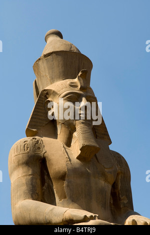 Asentado colosal estatua de Rameses II , el Templo de Luxor, Sitio del Patrimonio Mundial de la UNESCO, Luxor, Egipto Foto de stock