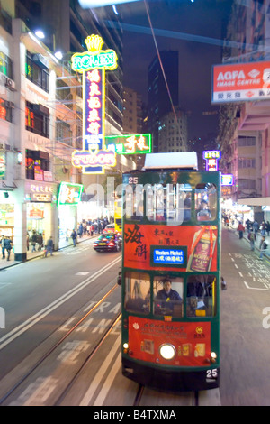 Una tradicional antiguo tranvía viajando a través de la zona de Wan Chai en la isla de Hong Kong. Foto de stock