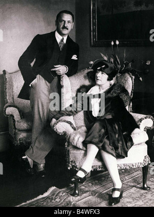 William Somerset Maugham Mayo 1929 1874 1965 la novelista británica  dramaturgo escritor de cuentos autor mejor pagados del mundo en la década  de 1930 foto con su esposa Syrie Maugham sentado Fotografía de stock - Alamy