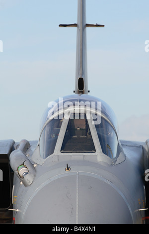 Royal Air Force RAF Tornado GR4 jet de caza bombarderos nariz sobre vista con sonda de reabastecimiento en vuelo en el lado izquierdo Foto de stock