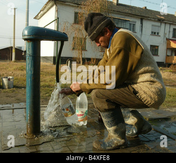 Copsa Mica Rumania Noviembre 2006 Copsa Mica más contaminados de Europa lugar un hombre llena sus botellas de agua del grifo local el agua está contaminada