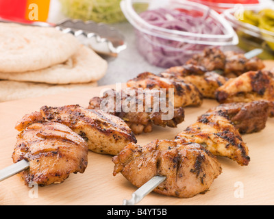 Shish kebab y pan de pita en un plato desechable. comida turca. entrega de  comida.