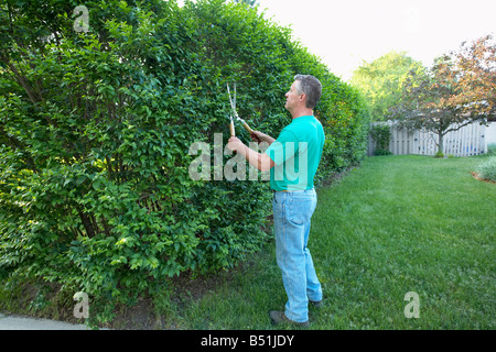 Hombre haciendo trabajos de jardinería