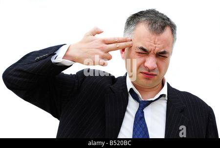 Un empresario apunta sus dedos a su cabeza, gesticulando que va a disparar a sí mismo. Imagen por Patrick Patricksteel Acero Foto de stock
