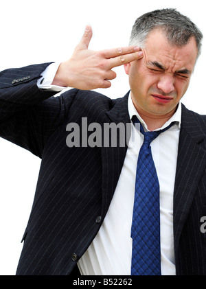 Un empresario apunta sus dedos a su cabeza, gesticulando que va a disparar a sí mismo. Imagen por Patrick Patricksteel Acero Foto de stock