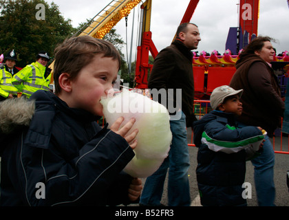 Los siete años de edad comiendo caramelos caudal a Nottinghams Goose Fair Foto de stock