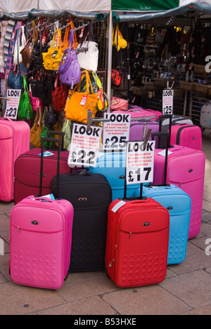 Destino alfiler Muscular Las maletas con ruedas para su venta en el mercado de la capilla,  Islington, Londres, Inglaterra Fotografía de stock - Alamy
