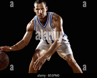 Jugador de baloncesto de raza mixta de baloncesto rebotando Foto de stock