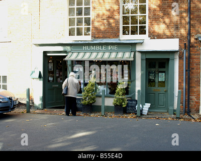 La humilde tienda de tarta con una dama senior mirando en la ventana en Burnham mercado,Norfolk,East Anglia, UK. Foto de stock