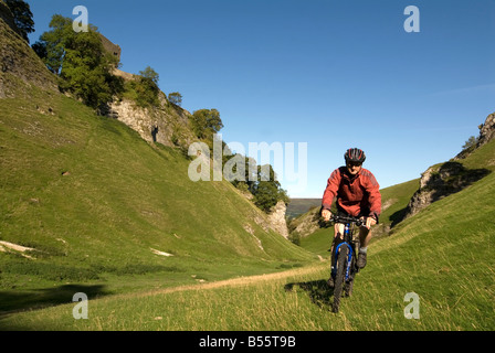 Doug Blane mountain bike Cavedale Castleton en el Peak District National Park Derbyshire, Reino Unido Inglaterra GB Gran Bretaña Foto de stock