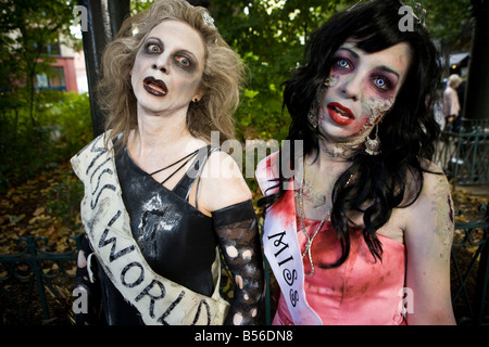 En el  5º aniversario de Jackson Thriller video, Seattle Zombies se reúnen en el occidental Parque para acoger un evento de baile de thriller Fotografía de stock