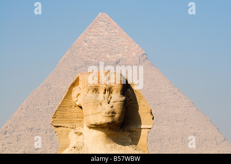 La Esfinge y la pirámide de Khafre (Chephren) en Giza, Sitio del Patrimonio Mundial de la UNESCO, cerca de El Cairo, Egipto, el Norte de África, África Foto de stock
