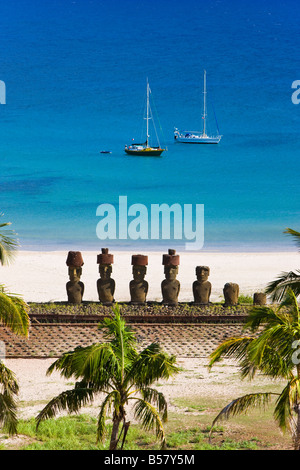 La playa de Anakena, yates fondeados delante de la piedra gigante monolítico estatuas moai de Ahu Nau Nau, Rapa Nui, Chile Foto de stock