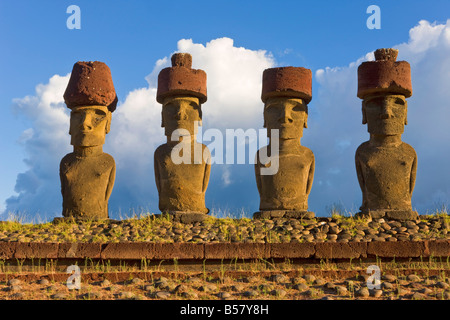 Playa de Anakena, monolítico de piedra gigante estatuas moai de Ahu Nau Nau, cuatro de los cuales han topknots, Rapa Nui, Chile Foto de stock
