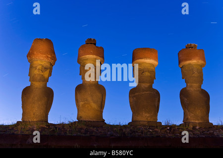 Playa de Anakena, monolítico de piedra gigante estatuas moai de Ahu Nau Nau, cuatro de los cuales han topknots, Rapa Nui, Chile