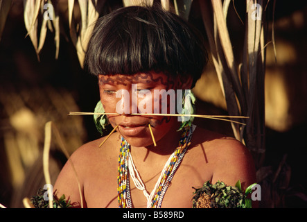 Retrato de una mujer Yanomami con palos y nariz decoración facial en Brasil Sudamérica R Hanbury