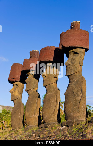 Playa de Anakena, monolítico de piedra gigante estatuas moai de Ahu Nau Nau, cuatro de los cuales han topknots, Rapa Nui (Isla de Pascua), Chile Foto de stock