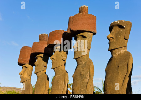 Playa de Anakena, monolítico de piedra gigante estatuas moai de Ahu Nau Nau, cuatro de los cuales han topknots, Rapa Nui (Isla de Pascua), Chile Foto de stock