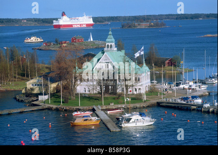 El puerto de yates de Valkosaari y un ferry Viking Line en el fondo en Helsinki, Finlandia Escandinavia Europa Foto de stock