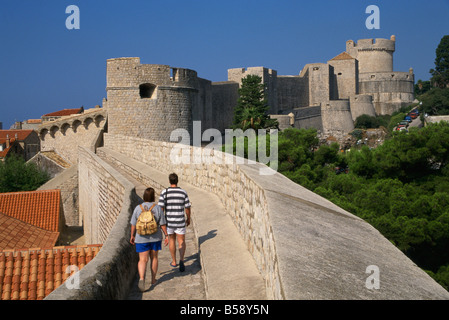 Caminando por las paredes Dubrovnik Croacia Europa Foto de stock