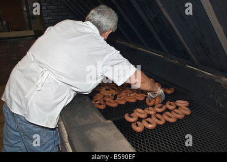 Texas Lockhart Kreuz mercado carne ahumada restaurante barbacoa salchicha en horno ahumador Foto de stock