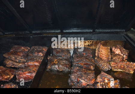 Texas Lockhart Kreuz mercado carne ahumada restaurante barbacoa de carne de pecho asada y las costillas la cocción en horno ahumador Foto de stock