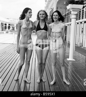 Tres Mujeres Modelando El Ultimo En Bikini Moda Julio De 1970 70